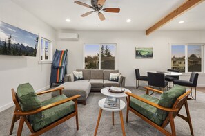 Smart TV, books, offices, computer monitors - 2nd floor in Duplex 2BR Ski & Hike Retreat Near Mt. Rainier (Enumclaw)