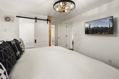 2nd floor in Duplex 2BR close to Mt. Rainier