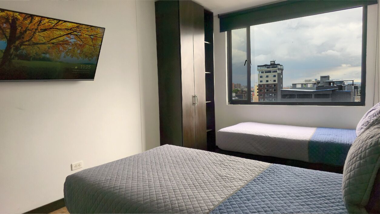 Een kluis op de kamer, een laptopwerkplek, een strijkplank/strijkijzer