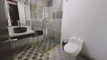 Een douche, handdoeken, zeep, shampoo