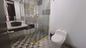 Een douche, handdoeken, zeep, shampoo