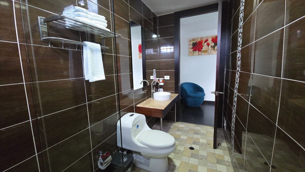 Een douche, handdoeken, zeep, shampoo