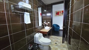 Een douche, handdoeken, zeep, shampoo