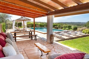 Outdoor dining - Country House 'Ses Cases' with Mountain View, Private Pool and Wi-Fi (Manacor)