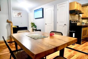 Dining - Lovely Loft Near NYC, EWR &
American Dream Mall (Newark)