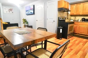 Dining - Lovely Loft Near NYC, EWR &
American Dream Mall (Newark)