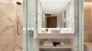 Haartrockner, Handtücher, Seife, Toilettenpapier
