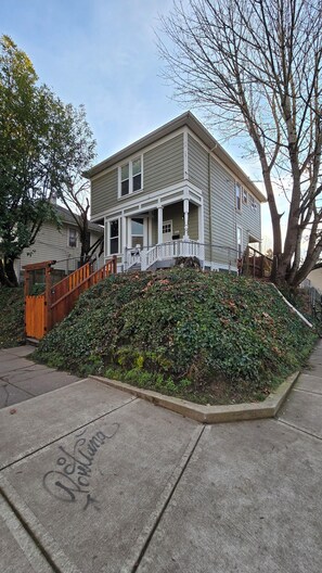 Exterior - Cozy 3-beds house in NE Portland. (Portland)