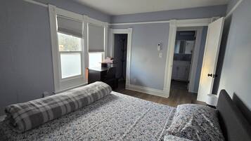 3 bedrooms, desk, iron/ironing board, free WiFi