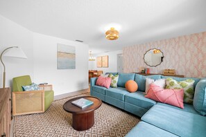 Smart TV, foosball, books - Costal Escape: Heated Pool~Tiki Bar~Hot Tub~Fire Pit~Acarde~Pool Table (Bradenton)