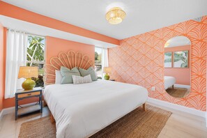 4 bedrooms, iron/ironing board, travel crib, WiFi - Costal Escape: Heated Pool~Tiki Bar~Hot Tub~Fire Pit~Acarde~Pool Table (Bradenton)