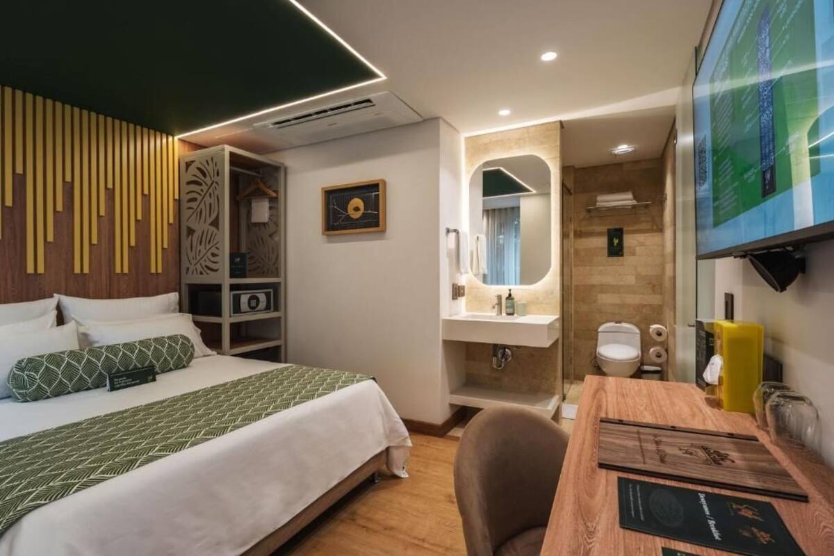 Minibar, caja de seguridad en la habitación y escritorio 