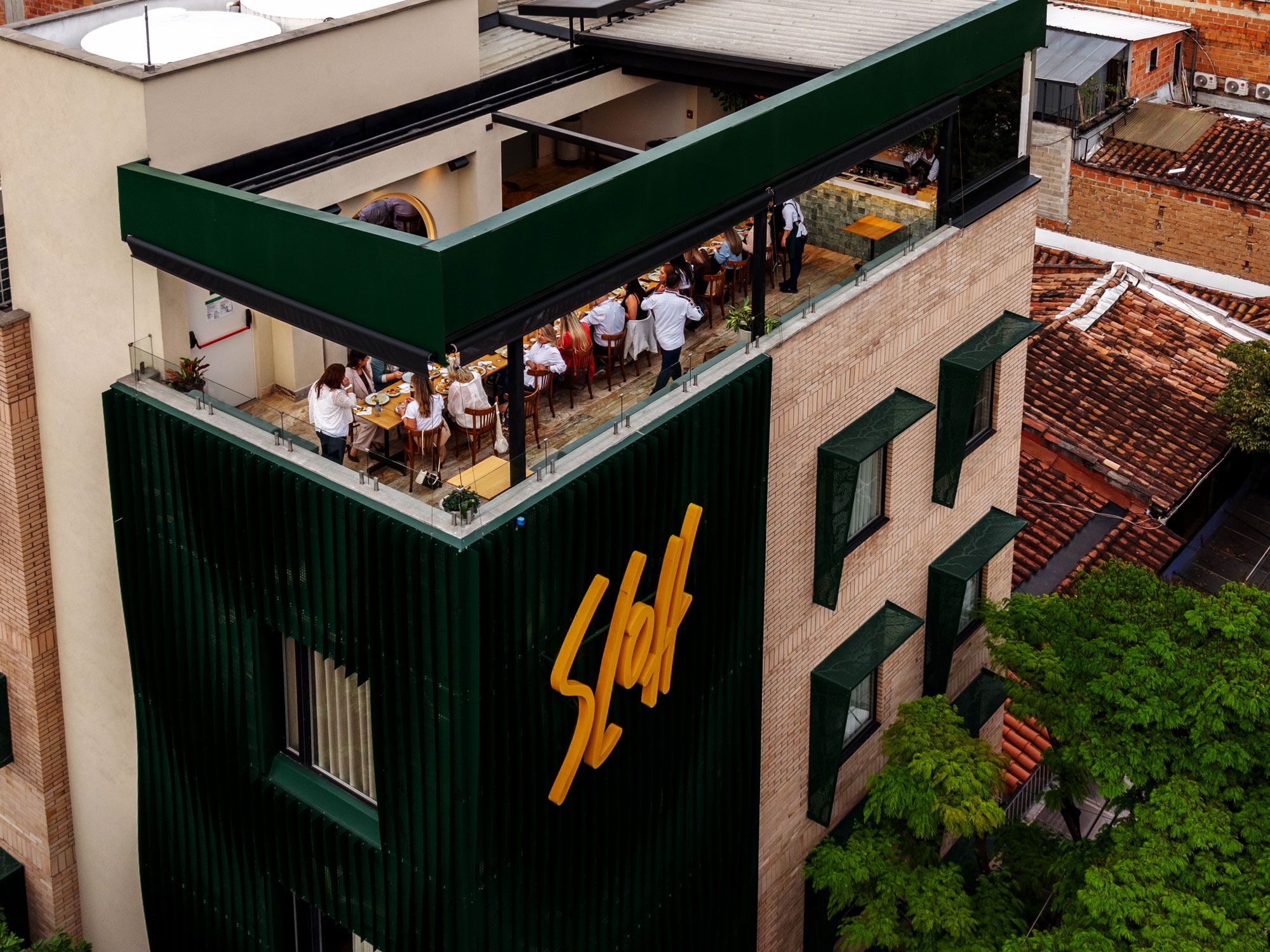 Uma área de refeições no terraço com vista para a paisagem urbana.