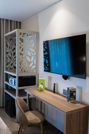 Superior-Zweibettzimmer, 2 Doppelbetten, Stadtblick | Minibar, Zimmersafe, Schreibtisch, laptopgeeigneter Arbeitsplatz