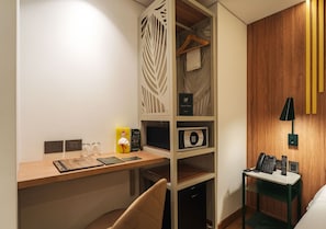 Standard Double Room | Living area | 50-inch Smart TV with digital channels, Netflix, streaming services - Sloh Hotel & Bar Manila Medellin (Medellín)