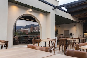 Rooftop terrace - Sloh Hotel & Bar Manila Medellin (Medellín)