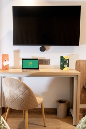 Tomannsrom – standard | Minibar, safe på rommet, skrivebord og skrivebord for bærbar PC