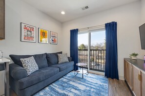 TV connectée, livres, chaîne hi-fi