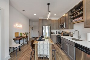 Fridge, microwave, oven, stovetop - King bed + Free parking - Stylish East Nashville condo near Opry & downtown (Nashville)