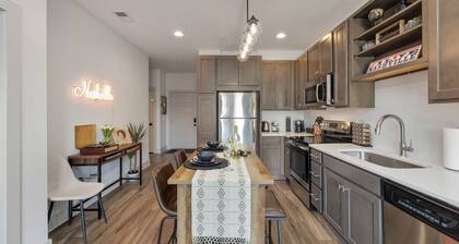 Stylish East Nashville king bed condo - near Opry, Broadway, Downtown & Airport