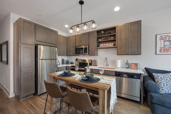 Fridge, microwave, oven, stovetop - King bed + Free parking - Stylish East Nashville condo near Opry & downtown (Nashville)