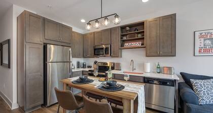East Nashville King Bed Condo • Near Opry & Broadway