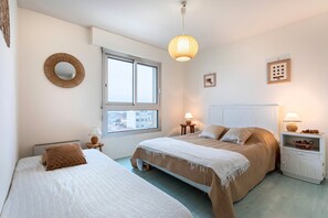 2 bedrooms, iron/ironing board, free WiFi, bed sheets - Apartment 'La Houle, Appartement Face Mer' with Sea View, Balcony and Wi-Fi (Les Sables-d'Olonne)