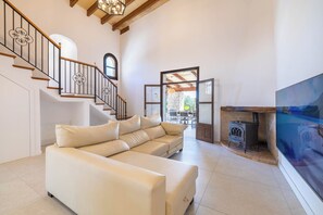 Télévision, cheminée