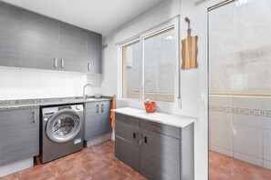 Shower, hair dryer, towels - Holiday Home 'Cozy Townhouse In Soneja' with Mountain View, Wi-Fi and Air Conditioning (Soneja)