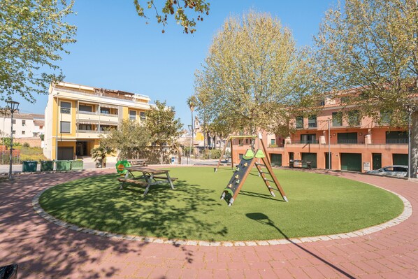 Children’s area - Holiday Home 'Cozy Townhouse In Soneja' with Mountain View, Wi-Fi and Air Conditioning (Soneja)