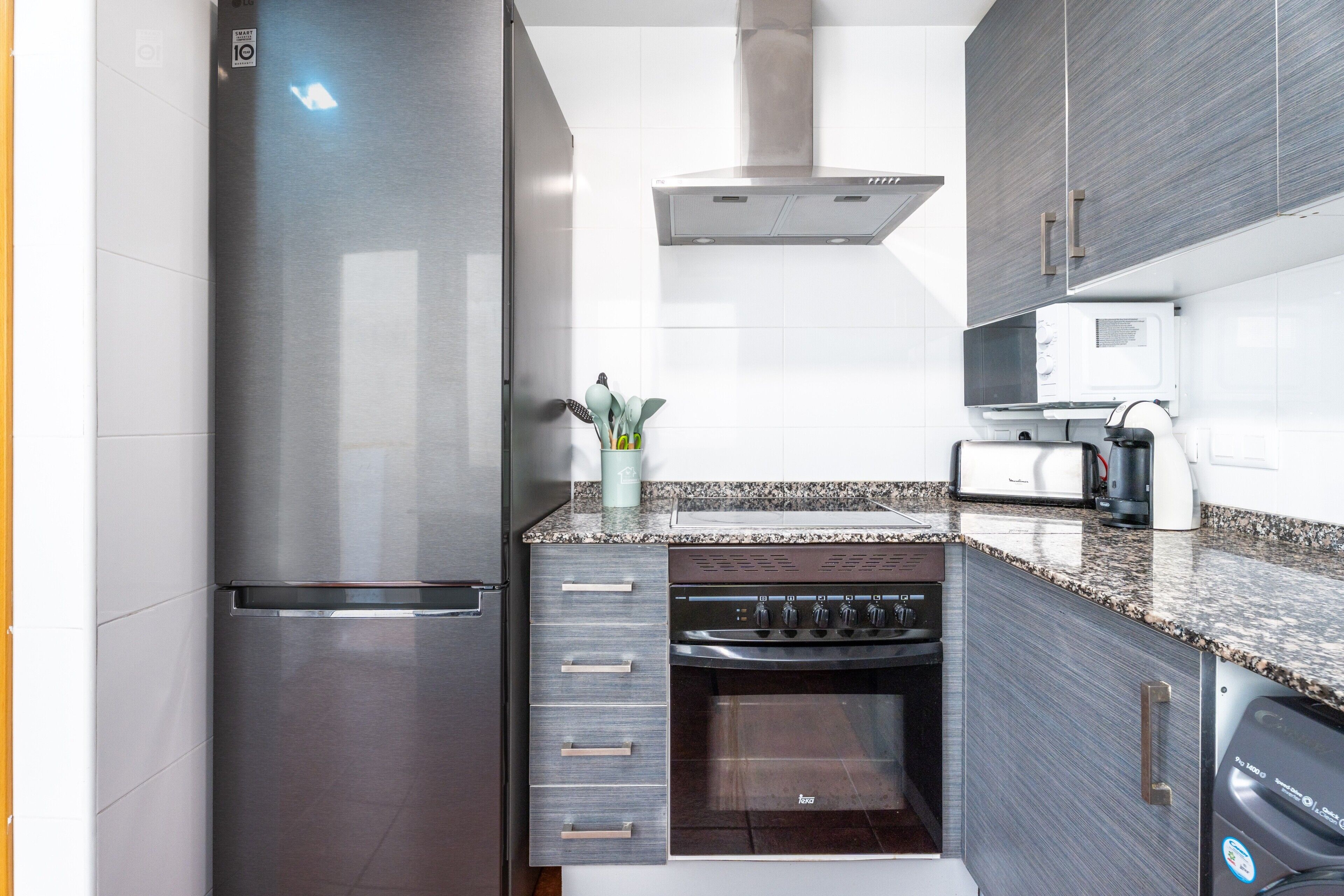 Réfrigérateur, micro-ondes, four, plaque de cuisson