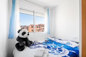 4 bedrooms, iron/ironing board, free WiFi, bed sheets
