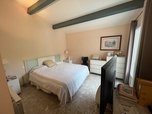 8 bedrooms, free WiFi, bed sheets