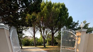 Un vialetto recintato che conduce a un edificio con un sentiero di ghiaia.