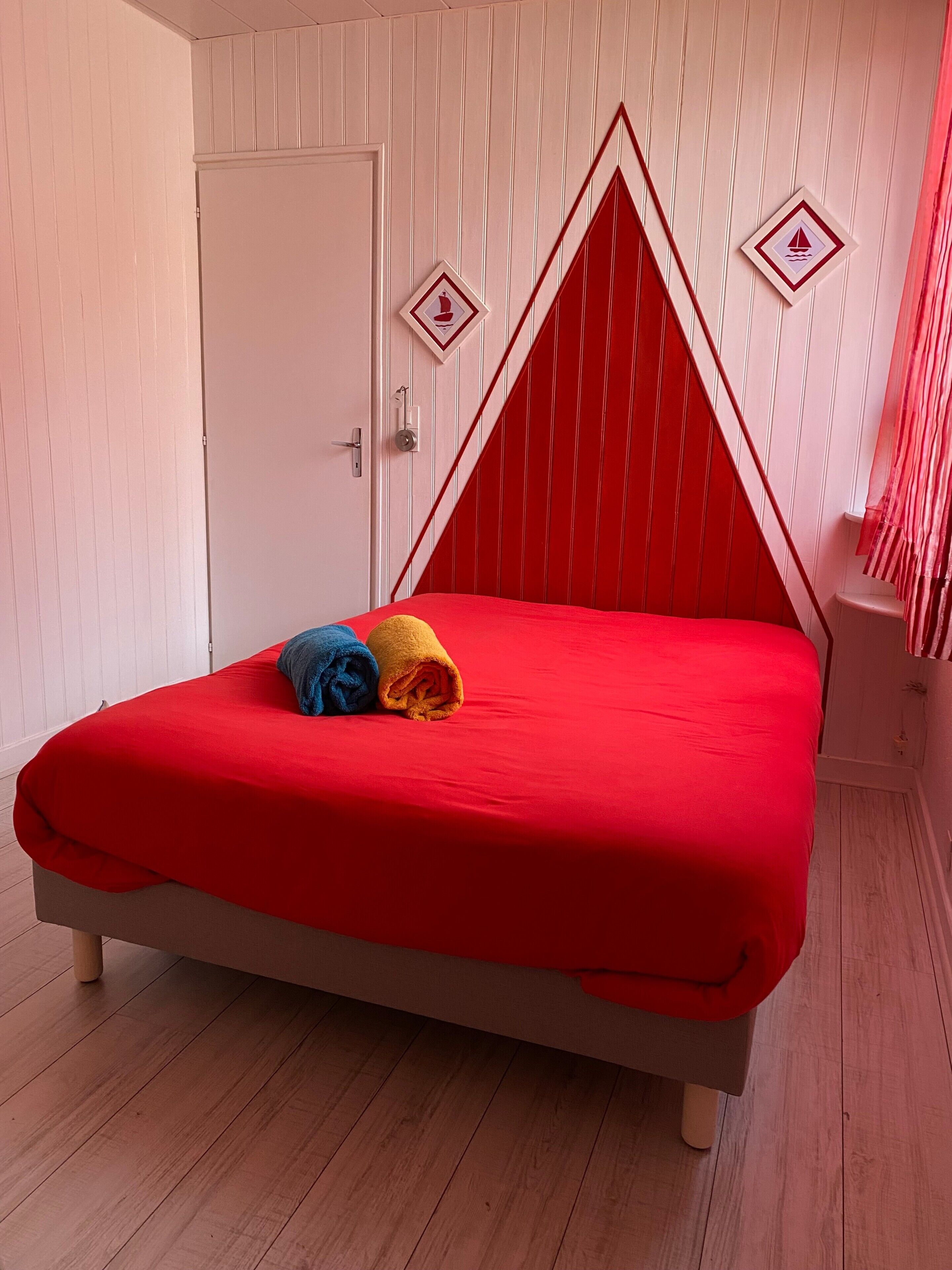 2 makuuhuonetta, silitysrauta/-lauta