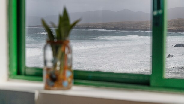 A window with a view of the ocean and distant mountains. - Vacation 'Dangminzheng Atic' with Mountain View and Wi-Fi (Caleta de Caballo)