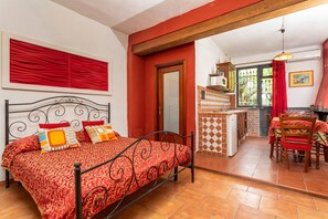 1 slaapkamer, een strijkplank/strijkijzer, gratis wifi, beddengoed