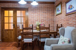 Dining - Country House 'Las Puentes 1' with Mountain View, Private Terrace and Wi-Fi (Candelario)