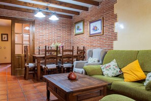 Interior - Country House 'Las Puentes 1' with Mountain View, Private Terrace and Wi-Fi (Candelario)