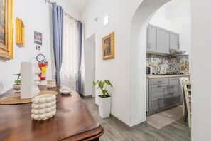 Kühlschrank, Mikrowelle, Herdplatte, Wasserkocher mit Kaffee-/Teezubehör