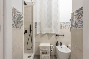 Shower, hair dryer, towels - Apartment 'La Dimora Di Elma' with Wi-Fi and Air Conditioning (Palermo)