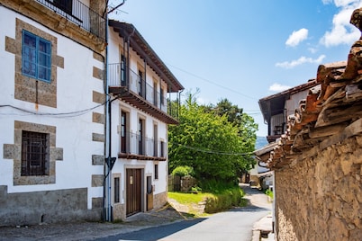 Country House 'Las Puentes 2' with Mountain View, Private Garden and Wi-Fi