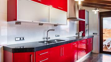 Kühlschrank, Mikrowelle, Ofen, Herdplatte