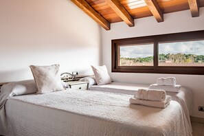 5 bedrooms, iron/ironing board, free WiFi, bed sheets