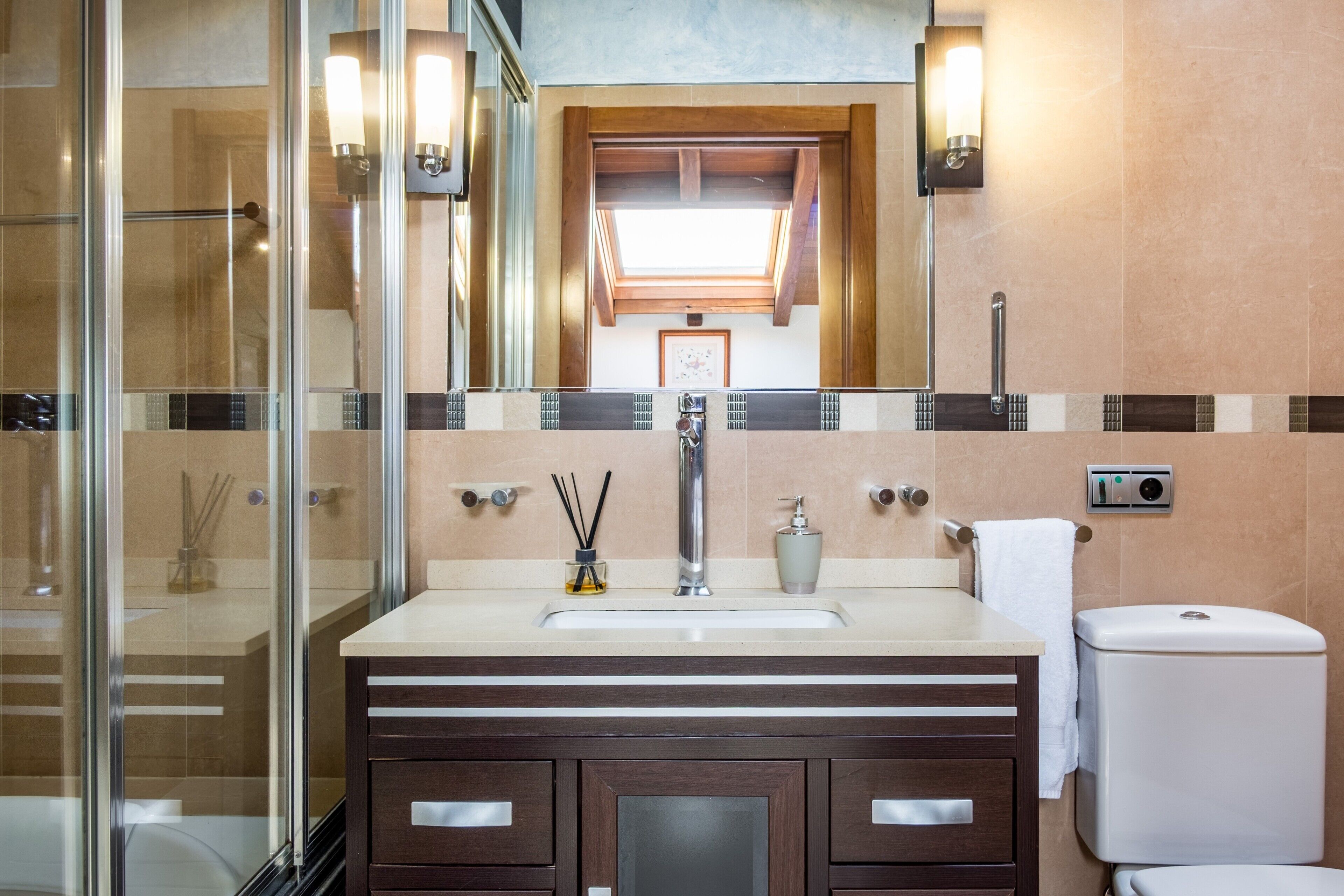 Een douche, een haardroger, handdoeken