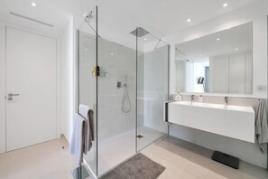 Shower, hair dryer, towels - Luxury 2-Bed Apartment with Stunning 81 m2 Terrace & Lagoon-Style Pool (Estepona)
