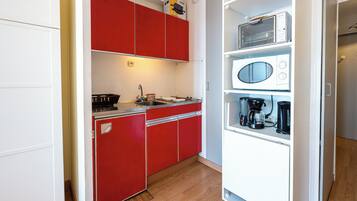 Een koelkast, een microgolfoven, een oven, een kookplaat