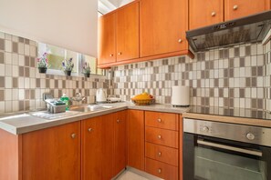 Kühlschrank, Ofen, Herdplatte, Wasserkocher