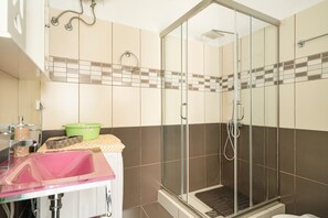 Regadera, secadora de cabello, toallas