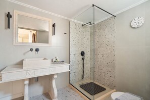 Dusche, Haartrockner, Handtücher